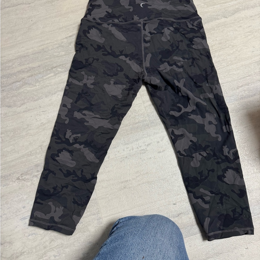 ZYIA Black and Gray Camouflage cropped Leggings